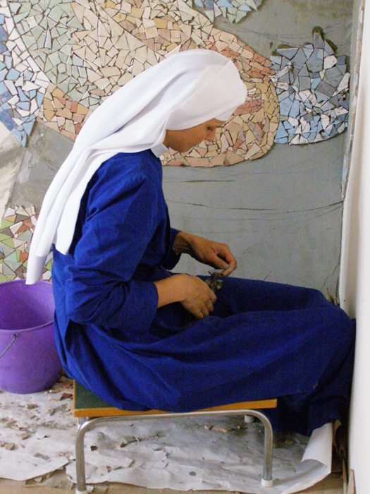 sestra M. Rudolfa tvorí mozaiku v adoračnej kaplnke v hospici