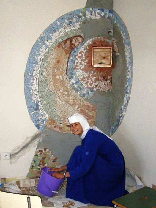 sestra M. Rudolfa tvorí mozaiku v adoračnej kaplnke v hospici
