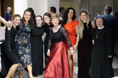 FOTOGALÉRIA z benefičného plesu Hospicu TN (16. 2. 2019)