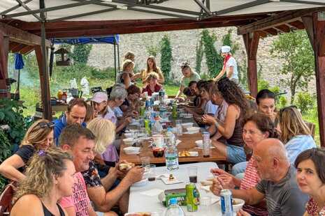 Dobrovoľnícka grilovačka pod Trenčianskym hradom
